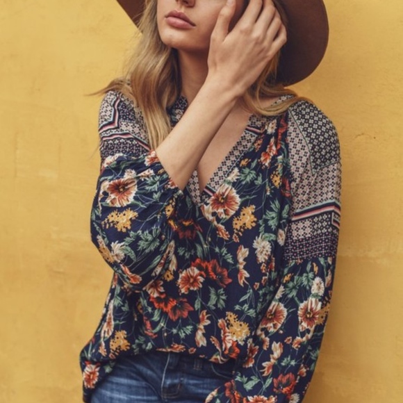 NWT Floral Bubble Sleeve top - Picture 3 of 8